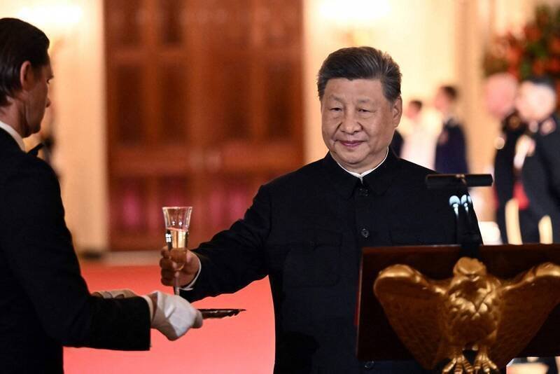 中国国家主席习近平日前出席美国总统川普举行的国宴时选择身穿中山装。（彭博）