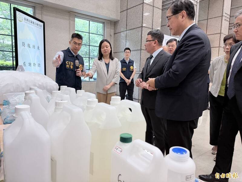 行政院政务委员林明昕率法务部部长郑铭谦等人听取查获个案简报。（记者邱俊福摄）