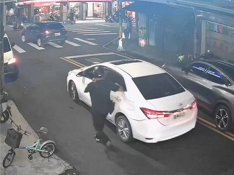 白色轿车停在路中央不动，驾驶恍神，路人欲叫他下车，对方开车离去。（民众提供）
