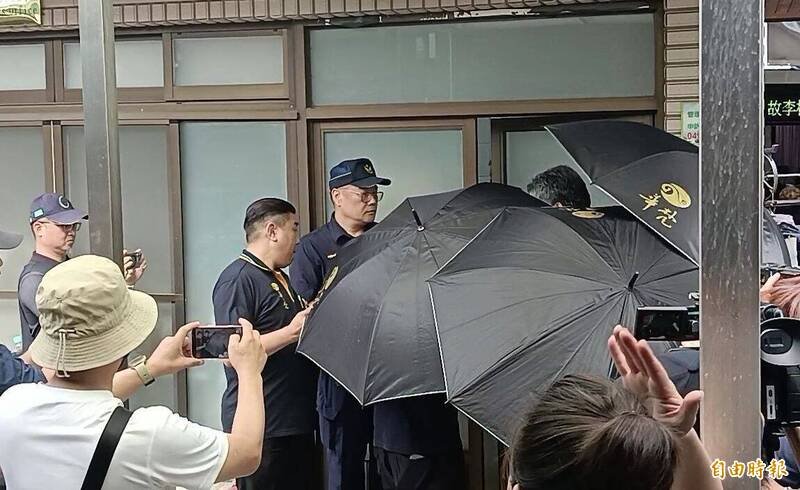 台北一支登山团昨天攀爬和平区蝴蝶谷瀑布步道遇上落石，造成4名团员罹难，检察官今天上午进行相验，家属撑黑伞现身、一脸哀戚。（记者陈建志摄）