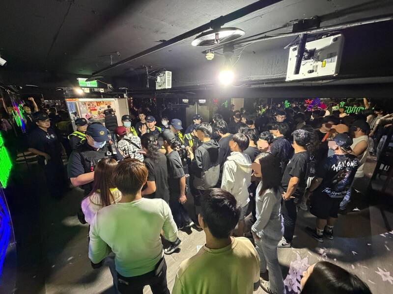 桃园市中坜警分局雷霆除暴查28失联移工、扫赌场，强势净化治安。（警方提供）