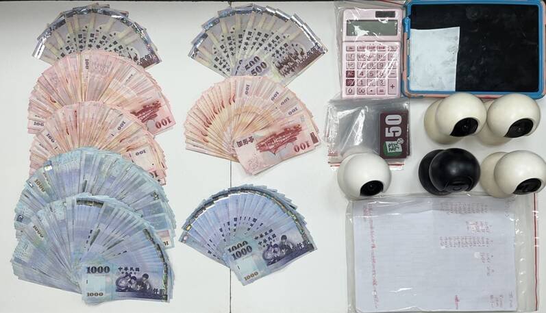 桃园市中坜警分局雷霆除暴查获职业麻将赌场，现场查扣营业抽头金3万余元、赌资23万余元。（警方提供）