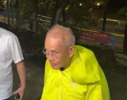前交长蔡堆逃劫后现身派出所。（民众提供）