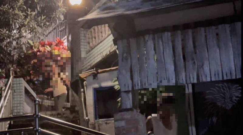 经检视，3名登山客身体没有外伤且表示不需就医，警、消与热心居民陪伴3人小心翼翼步行下白石湖山。（记者郑景议翻摄）