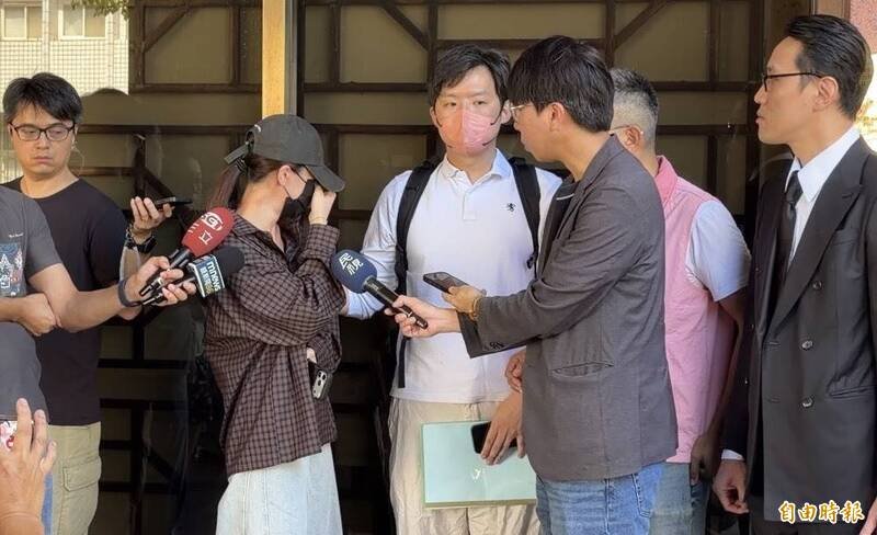 家长哽咽表示，曾有一次老师当著孩子面前关上教室门，并称「我不要再跟你说话了，再见」，将年幼孩子独留门外。（记者刘咏韵摄）