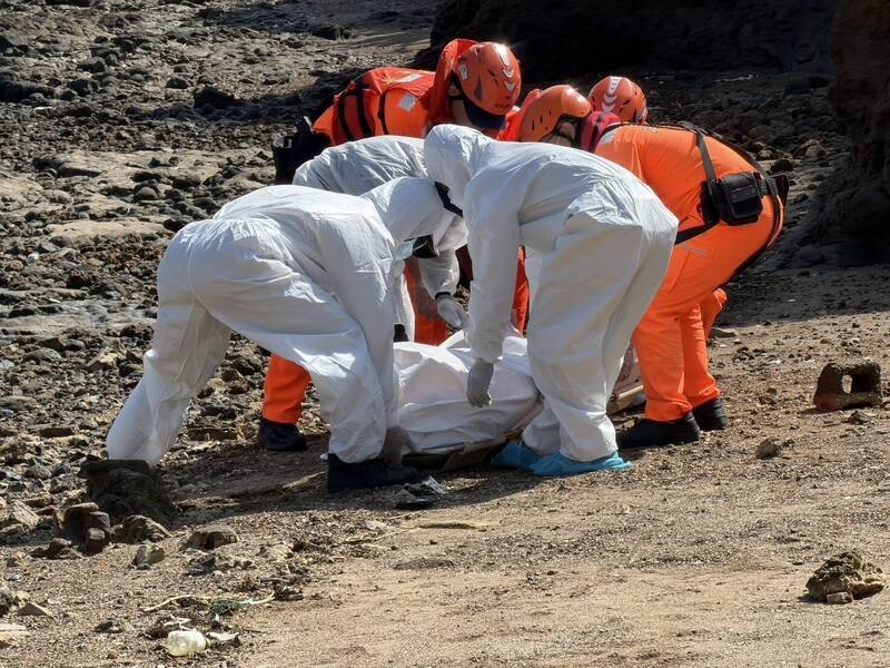 安检与警消人员，协助将遗体送往菊岛福园冰存。（民众提供）