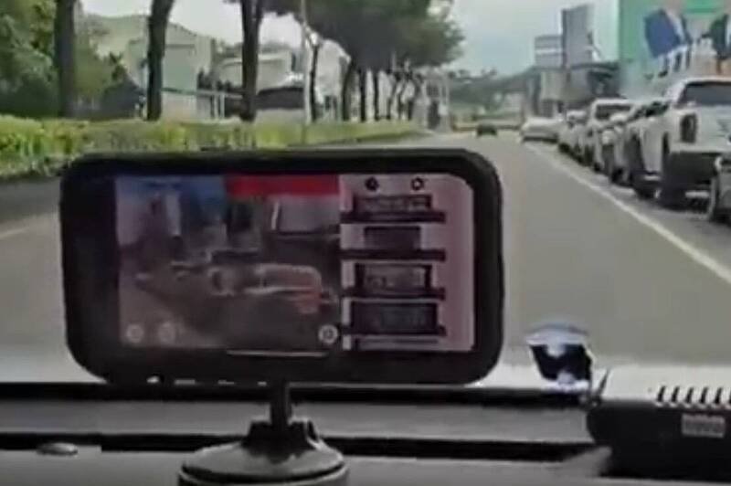 丰城派出所警车上的M-police系统，AI会搜寻并锁定有问题的车牌。（草屯警方提供）
