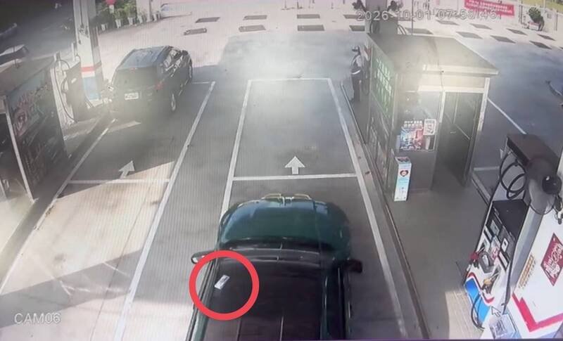 曾男驶入加油站时，钞票仍放在车顶。（警方提供）