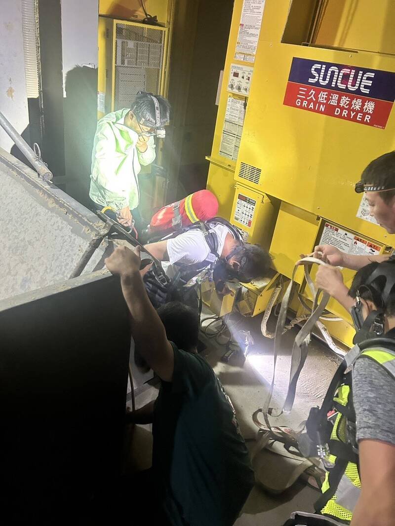 警义消在狭窄通道还充满有毒气体中将男子吊挂出。（民众提供）