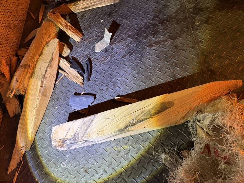 大木棍横躺国1彰化段，8辆车连撞木棍导致车头受损。（警方提供）