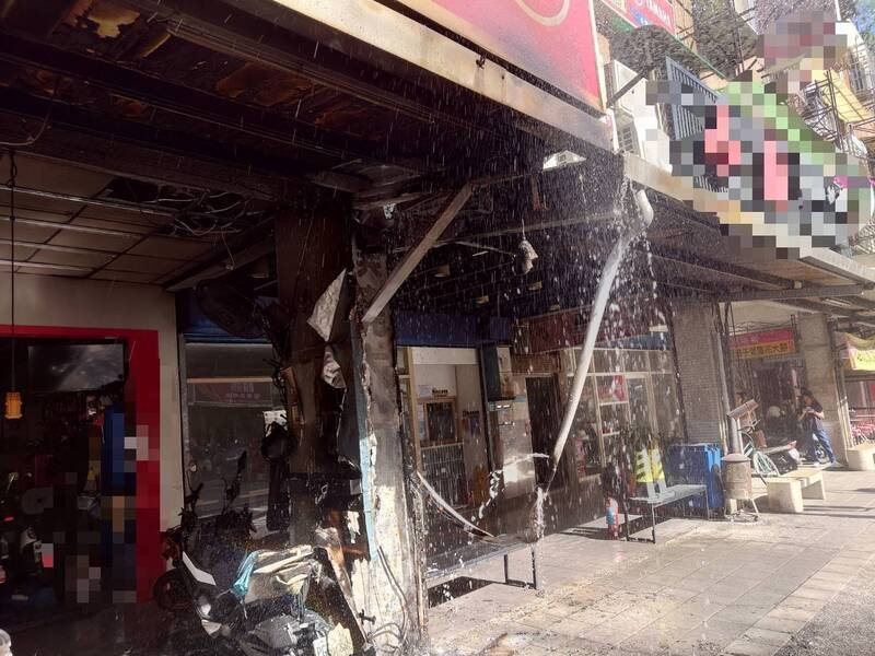 新北市新店1家机车行招牌起火燃烧，消防局出动多名警消抢救，并疏散同栋公寓9名住户，所幸没有造成伤亡。（记者陆运锋翻摄）