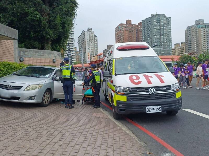 林姓老翁在新北市淡水渔人码头钓鱼后体力透支还跌倒，仍想开车，警方获报制止送医，及时遏止影响淡江大桥路跑民众的意外发生。（记者吴仁捷翻摄）