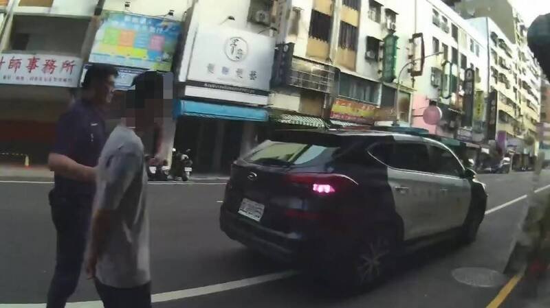 警方逮捕偷车男。（记者洪定宏翻摄）