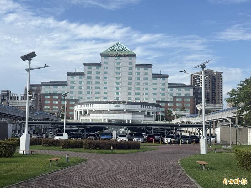 台南市府（见图）前体育局长陈良干的陈姓学生为竞标安南区全民运动馆的经营权，涉行贿30万元给陈良干，陈良干交给政风人员处理，检方依行贿罪嫌起诉陈生。（资料照，记者王俊忠摄）