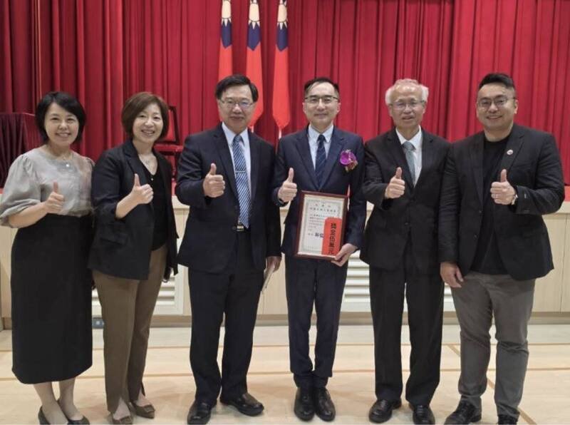 新竹地检署检察官王远志（右3）长期投入检察实务工作，在打击犯罪、守护国家安全、维护公共安全、侦办重大贪渎案件及培育检察人才等面向都有卓越表现。 （新竹地检署提供）