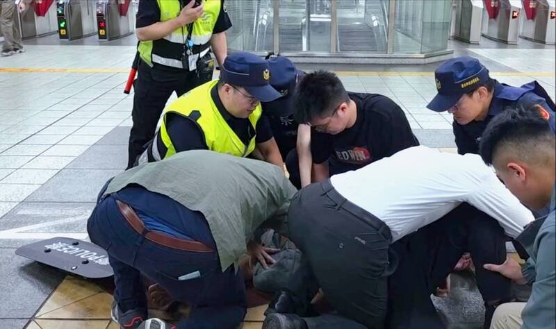 丢掷烟雾弹之歹徒于捷运站遭警察、保全及热心民众制服。（记者郑景议翻摄）