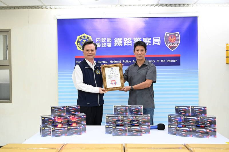 铁路警察局长陈锦坤（左）颁发感谢状给伯悦有限公司总经理王成疄（右）。（记者王冠仁翻摄）