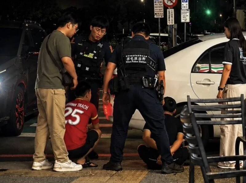 警方紧追不舍压制阳男（坐地黑衣者）。（撷自「社会事新闻影音」）