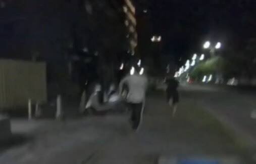 阳姓逾期移工见警心虚拔腿狂奔。（民众提供）
