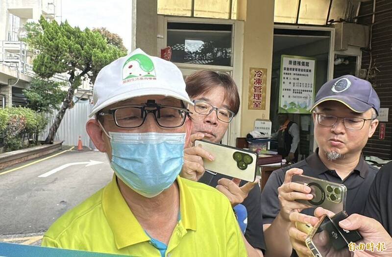 台中和平区蝴蝶谷瀑布步道昨天发生落石砸死4人，发起活动的中华民国原始生活教育学会理事长吴水丕（左）说被天气误导，觉得很羞愧。（记者陈建志摄）