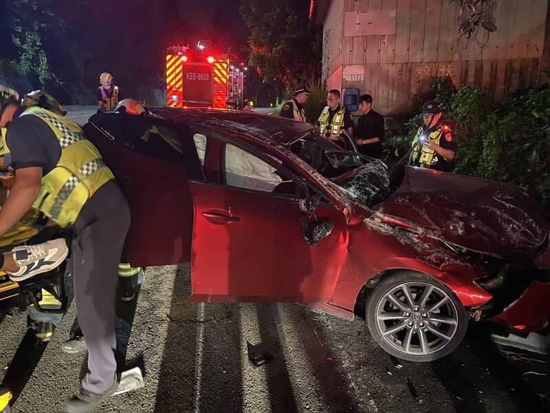黄男无照驾驶，加上疑似路况不熟，自撞路边水泥护栏翻车，致车体严重毁损。（民众提供）