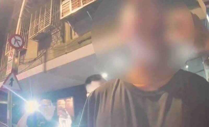 警方对林男进行毒品快筛。（记者姚岳宏翻摄）
