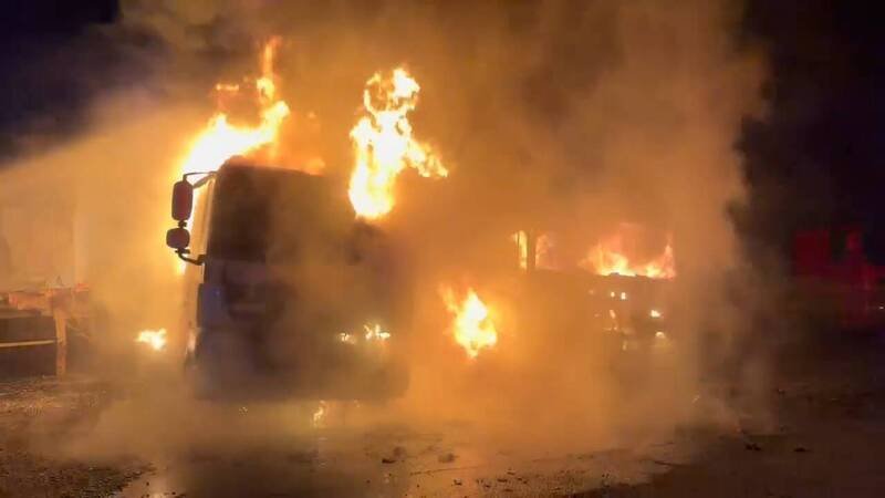宜兰县壮围乡今天清晨发生火烧车，2辆大卡车遭大火吞噬。（图由宜县消防局提供）