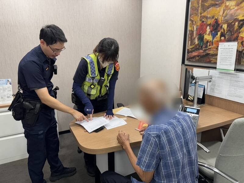 员警及时劝阻，阿伯才打消汇款念头。（民众提供）