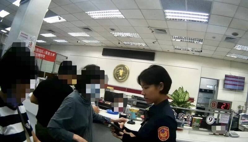 高雄妇欲提领200万投资股票，行员警觉阻诈成功，（民众提供）