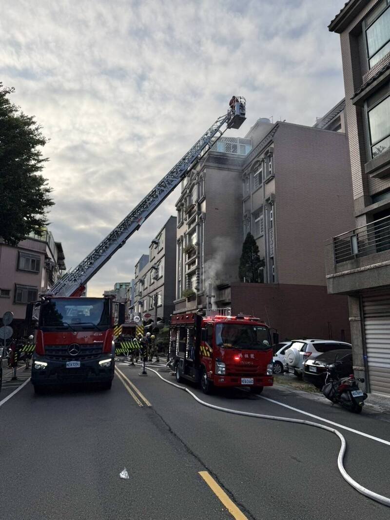 新竹县竹北市区今早发生住宅火警，在119执勤人员电话引导下，4名受困者成功被「地面」救灾部队救出。（竹县府消防局提供）