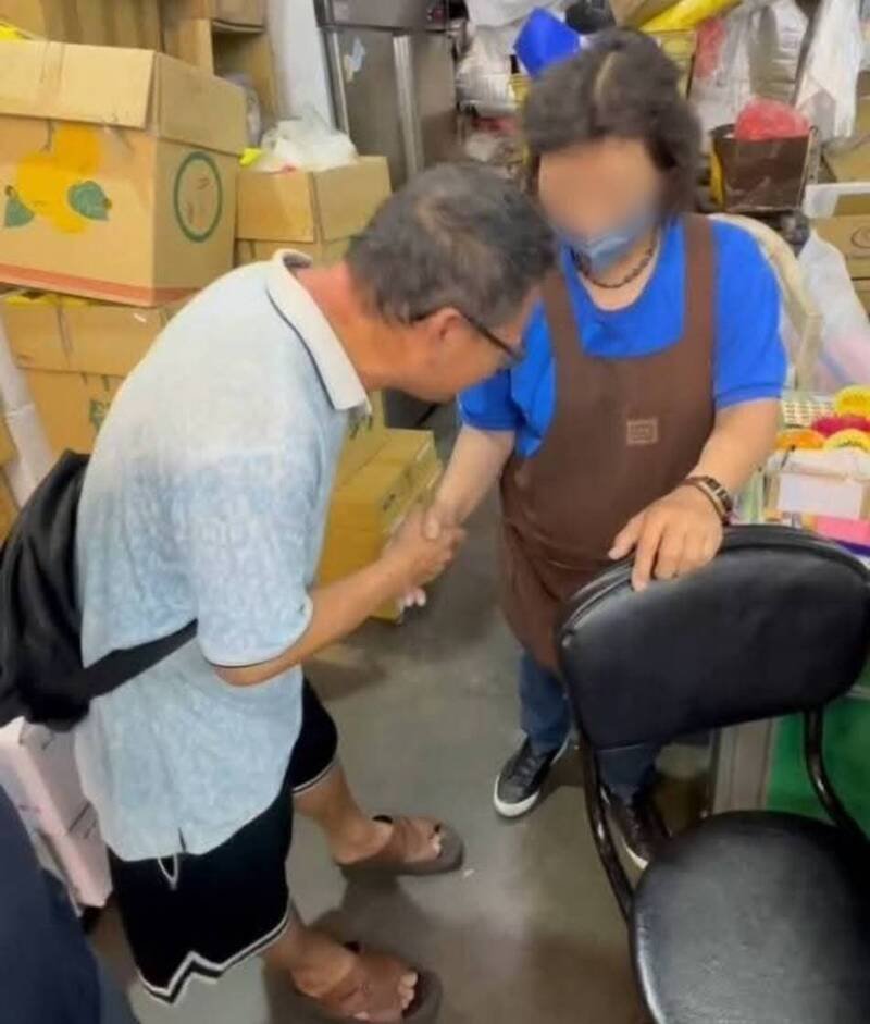 许男（左）向女摊商握手道歉。（取自许男脸书）