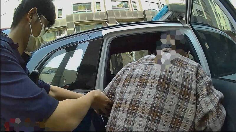 员警将迷途9旬老翁带回派出所安置。（图由民众提供）