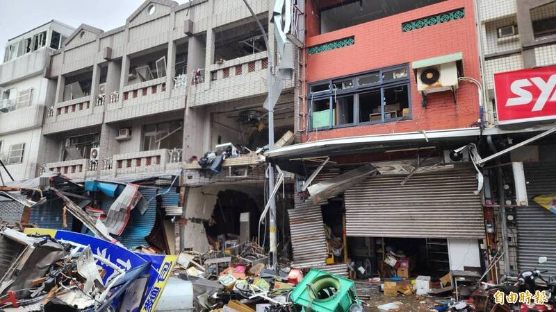 红色透天店面的面包店被气爆炸毁。（记者蔡彰盛摄）