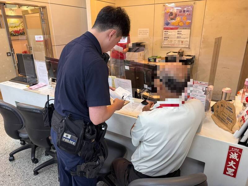 员警一听就是典型的爱情诈骗，当场拿出案例，劝退吕翁，保住150万元。（记者吴升儒翻摄）