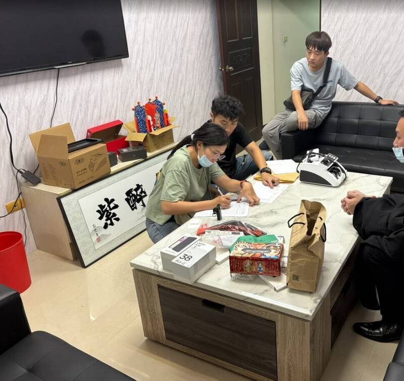 刑事警察局南部打击犯罪中心侦破一起黑帮洗钱水房案，警方查扣犯嫌证物。（南打中心提供）