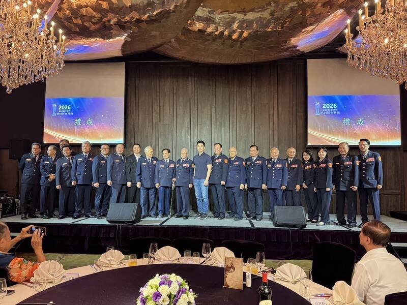 市长蒋万安与义警各区大队长合影。（记者王冠仁翻摄）