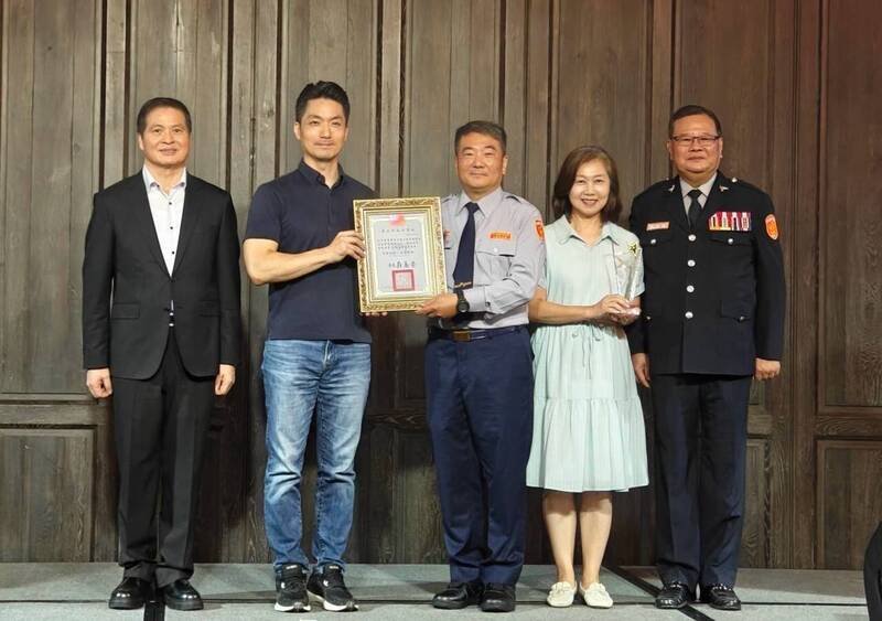 市长蒋万安（左二）颁奖给绩优人员。（记者王冠仁翻摄）