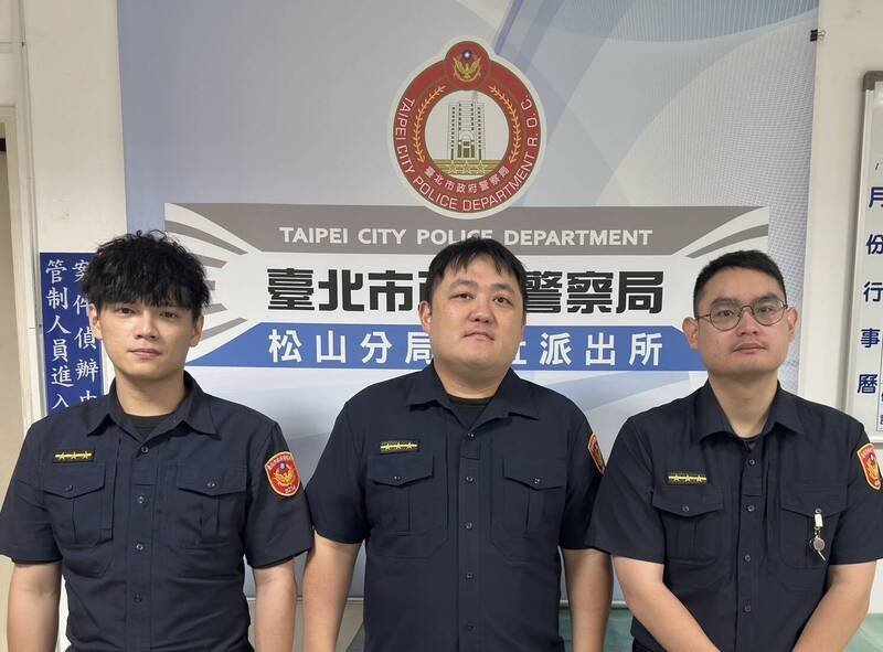 埋伏逮人的员警卓宇轩（左）、刘德胤（中）及张继安（右）。（记者姚岳宏翻摄）