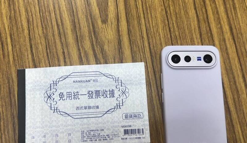 警察查扣的手机及收据。（记者姚岳宏翻摄）