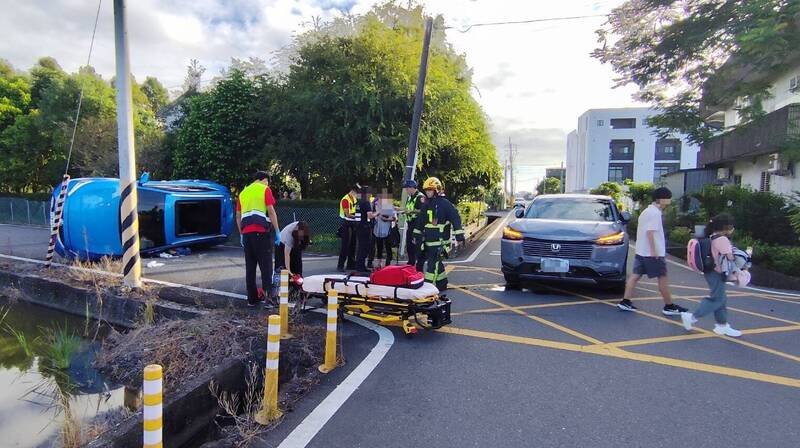 宜兰市县民大道二段与阳明六路一处路口，今天上午发生2辆休旅车车祸，造成5人受伤送医。（图由宜县消防局提供）