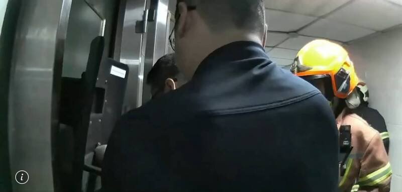 警方准备破门入内。（记者徐圣伦翻摄）