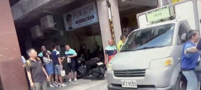 卓女在车道中央背对车流往后「倒退噜」，遭行经杨男所驾驶的小货车撞及倒地，致右脚趾骨折。基隆地院判杨男无罪。（记者林嘉东翻摄）