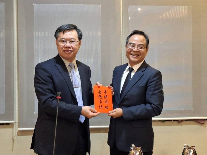 代理检察总长徐锡祥（图左）昨赴新北检，慰勉选举查察团队，图右为新北检检察长郭永发。（新北检提供）