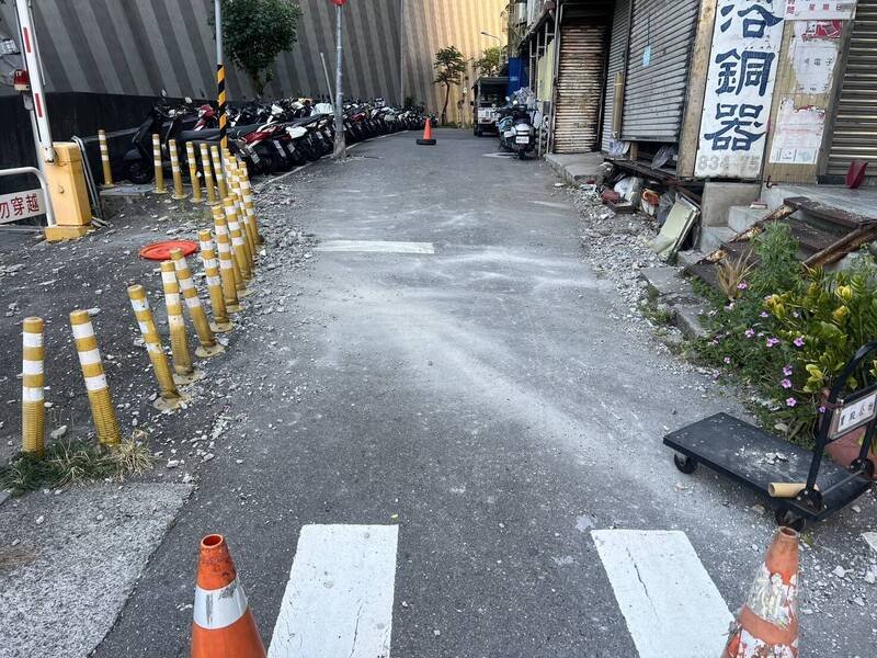 现场地面磁砖四散。（记者王冠仁翻摄）