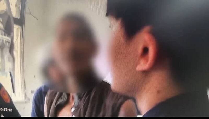士林区延平北路六段一处民宅冒浓烟，案发前邻居听到郭姓住户大喊放火了，郭男当场被警方逮捕。（记者刘庆侯翻摄）