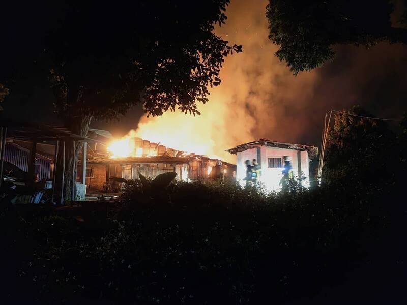嘉义竹崎深夜民宅火警，火势惊人。（竹崎警分局提供）