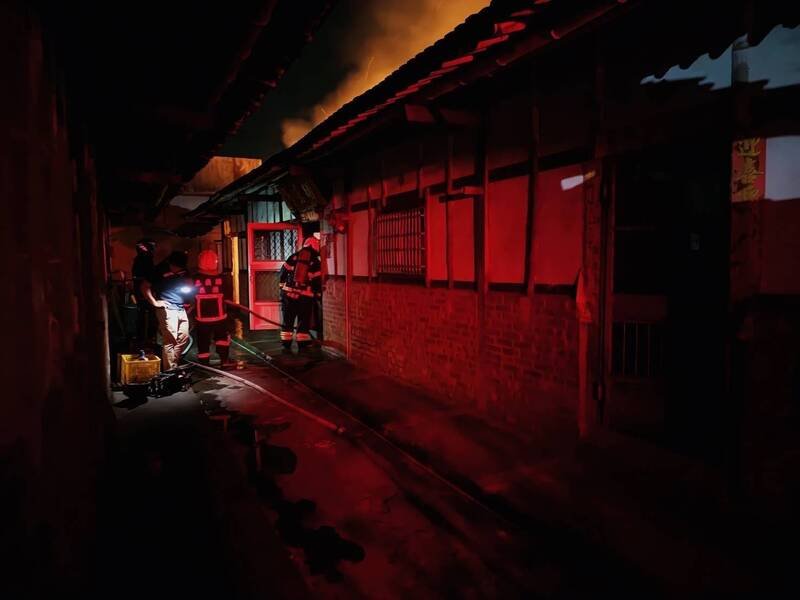 嘉义竹崎深夜民宅火警，警清赶往救援。（竹崎警分局提供）