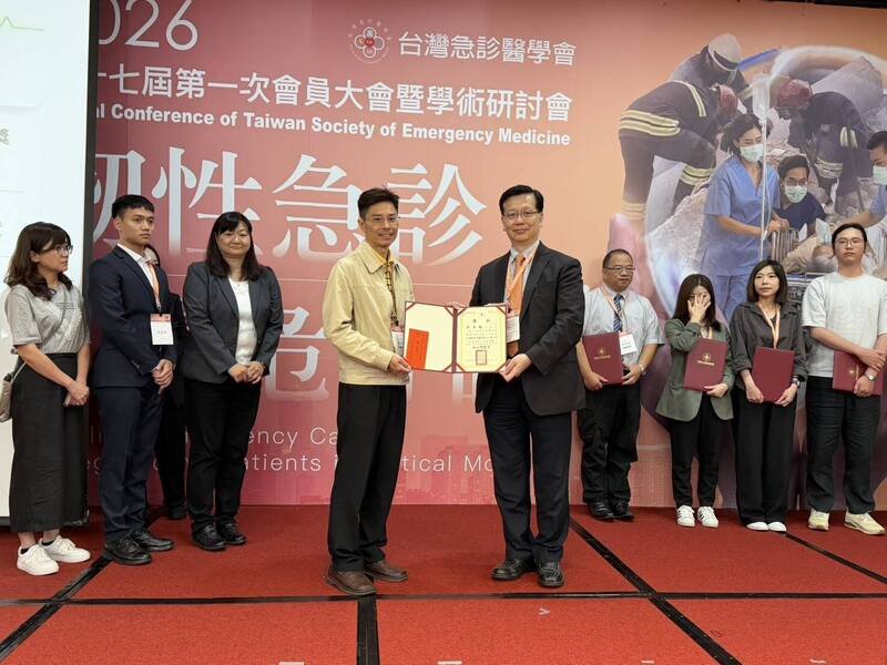 南市消防局紧急救护科科长吴青翰（前中左者）夺得原著论文口头发表（非医师组）第二名。（南市消防局提供）