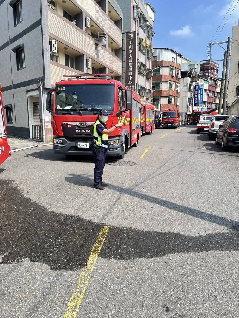 警方协助指挥当地交通，以利救灾。（民众提供）