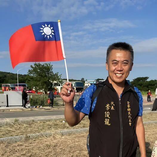 获全国防救灾最高荣誉「凤凰奖」的李俊龙，近日频频接到祝贺声，他拿著国旗开心祈祝国泰民安。（撷自李俊龙脸书）